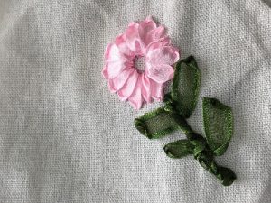 リボン刺繍って何？ふっくら華やかなお花を作ろう！